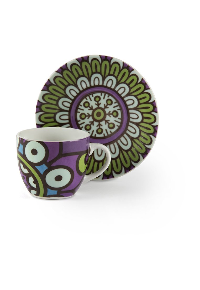 Lila och vit mönstrad keramikkopp och fat; koppen har ett blommönster med gröna accenter, fatet har ett större blommönster.