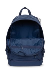 Mochila azul marino con una forma redondeada, cremalleras, bolsillos laterales y un interior espacioso con un compartimento con cremallera y tejido duradero.