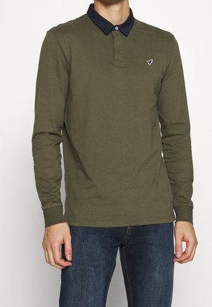 Langærmet olivengrøn polo med navy krave, der har et lille emblem på brystet og en knaplukning.