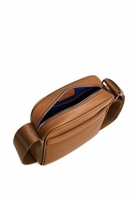Braune Ledertasche zum Umhängen mit strukturierter Oberfläche, Reißverschlussfächern und einem Stoffgurt. Das Innenfutter ist blau.