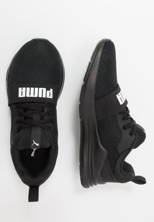 Czarne buty sportowe z siatkową cholewką, wyściółką w języku i sznurowaniem. Posiadają szeroki czarny pasek z logo "PUMA" oraz teksturowaną gumową podeszwę.