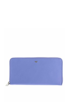 Portefeuille lavande avec fermeture éclair tout autour, texture cuir lisse et petit logo métallique centré près du bord supérieur.