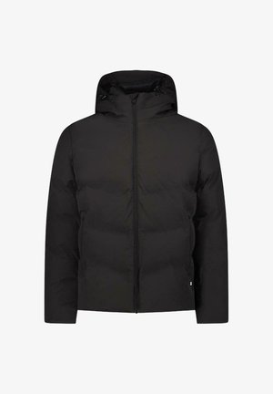 Zwarte pufferjack met een capuchon, voorzien van een ritssluiting aan de voorkant, twee zijzakken en subtiele stiksels op het lichaam.