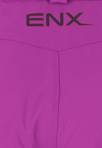 Helle lila Shorts mit einem eleganten Design, featuring ein schwarzes "ENX"-Logo am Bund und kontrastierender Naht entlang der Nähte.