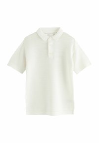 Polo majica v beli barvi, izdelana iz teksturiranega pletenega materiala, s klasičnim ovratnikom in placketom z dvema gumboma. Kratki rokavi in ribane podrobnosti na robu.