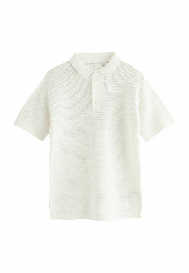 Polo majica v beli barvi, izdelana iz teksturiranega pletenega materiala, s klasičnim ovratnikom in placketom z dvema gumboma. Kratki rokavi in ribane podrobnosti na robu.