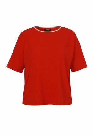 Rotes Kurzarmshirt mit Rundhalsausschnitt, weißem Besatz am Hals und kleinem rundem Metall-Logo nahe dem Saum auf der linken Seite.