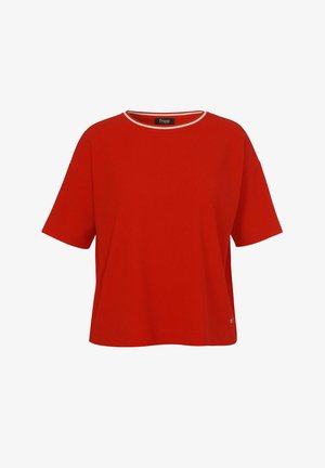 Rotes Kurzarmshirt mit Rundhalsausschnitt, weißem Besatz am Hals und kleinem rundem Metall-Logo nahe dem Saum auf der linken Seite.