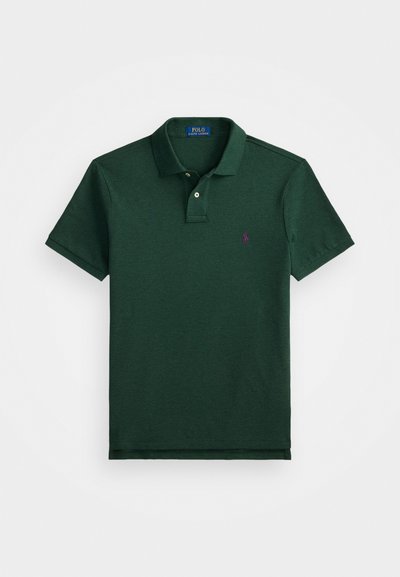 Donkergroen polo shirt van een katoenmix, met een twee-knops sluiting, korte mouwen en een klein paarse geborduurd logo op de borst.