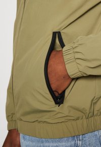 Calvin Klein CRINKLE BLOUSON - Lichte jas - delta green