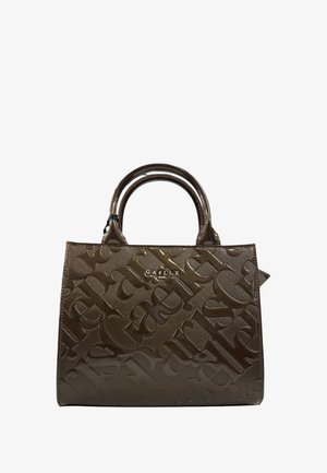 Borsa in finta pelle marrone con motivo logo in rilievo, doppi manici arrotondati e forma strutturata. Presenta dettagli lucidi e un interno spazioso.