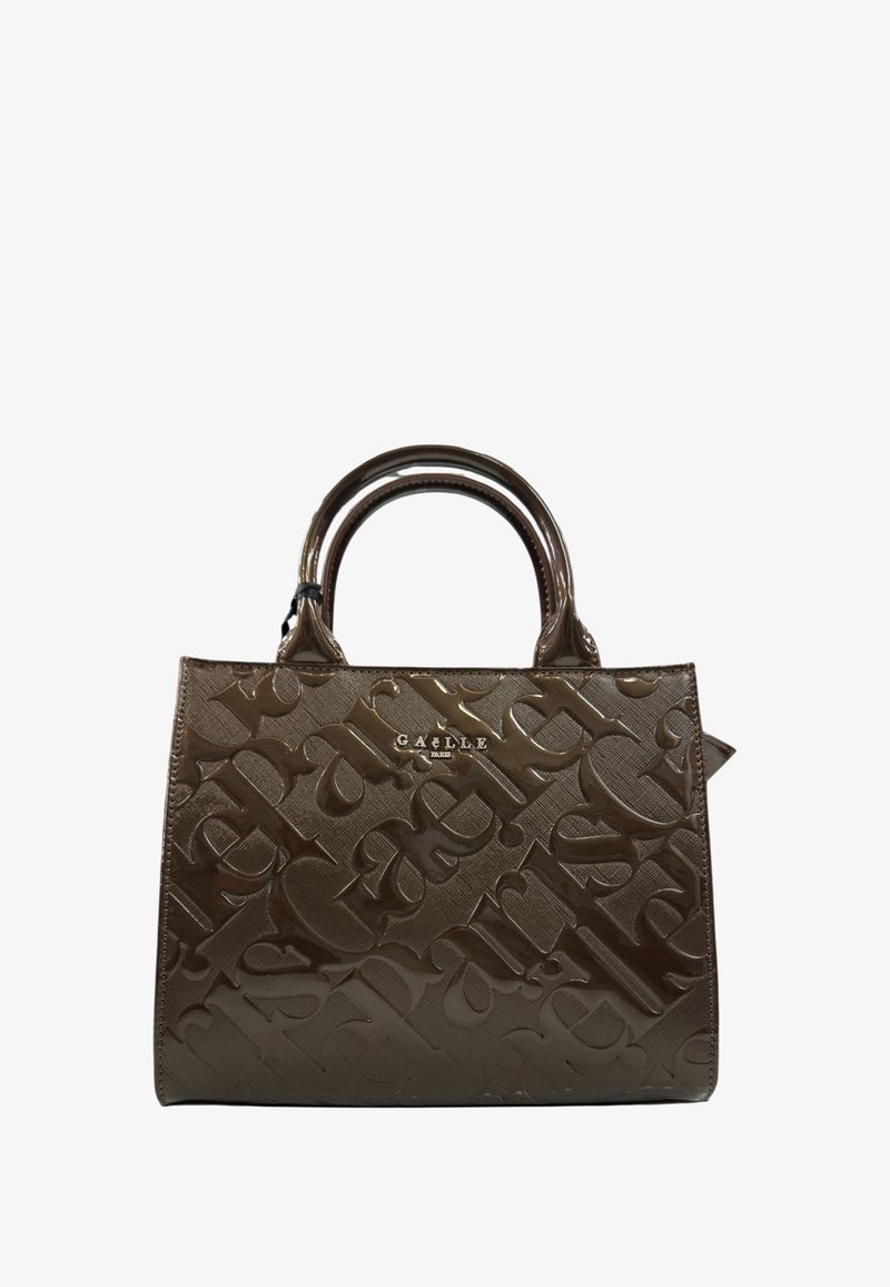 Borsa in finta pelle marrone con motivo logo in rilievo, doppi manici arrotondati e forma strutturata. Presenta dettagli lucidi e un interno spazioso.