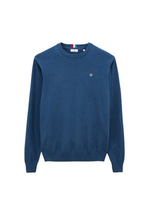 Pull à col rond bleu à manches longues, avec des poignets et un ourlet côtelés, arborant un petit logo circulaire sur la poitrine gauche.