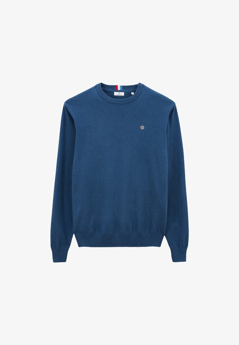 Pull à col rond bleu à manches longues, avec des poignets et un ourlet côtelés, arborant un petit logo circulaire sur la poitrine gauche.
