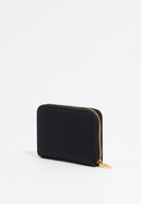 Cartera negra con cremallera hecha de material suave y detalle en cremallera metálica dorada. Forma rectangular con esquinas redondeadas.