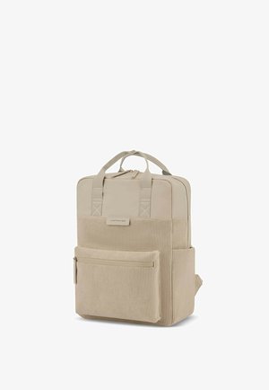 Beige rugzak van ribfluweel met een voorvak met ritssluiting, bovenhandgrepen en zijvakken, ontworpen voor dagelijks gebruik of reizen.