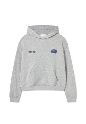 Sudadera con capucha gris claro con bolsillo frontal, texto "GOOD DAYS SINCE 2006" en el lado izquierdo del pecho y logo "BROWNIE CLUB" con estrellas en el lado derecho del pecho.
