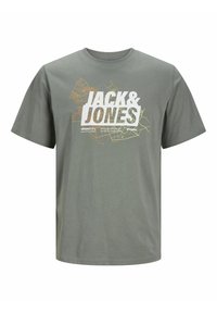 Camiseta gris de manga corta, con un diseño de contorno de mapa y el texto "JACK & JONES" en letras blancas en negrita. Material de algodón.