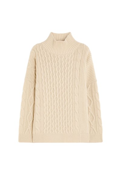 Suéter de punto color crema con cuello alto, patrones de cable texturizados y hombros caídos, con puños y dobladillo acanalados.