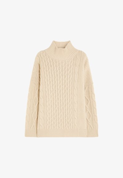 Suéter de punto color crema con cuello alto, patrones de cable texturizados y hombros caídos, con puños y dobladillo acanalados.