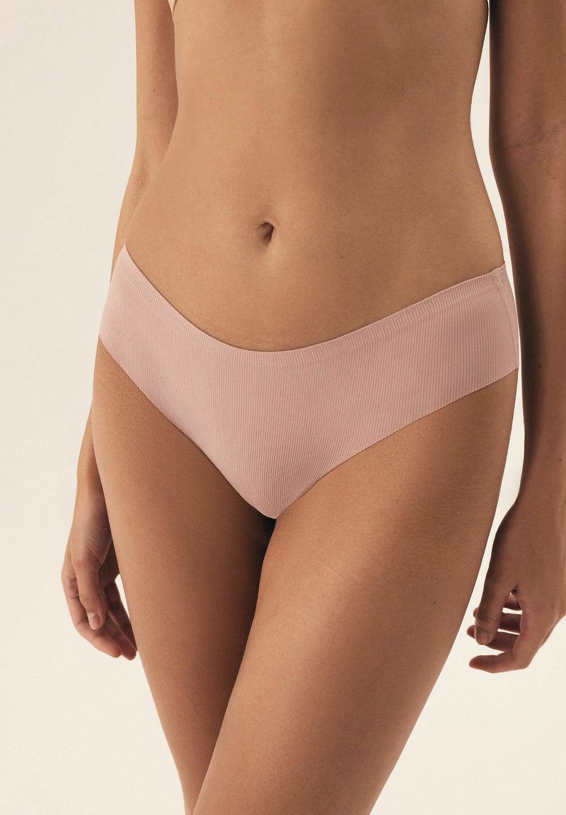 Helle rosa ribbelige Hipster-Unterwäsche mit einem glatten Bündchen, weicher Textur und minimalistischem Design, ohne sichtbare Beschläge oder Akzente.