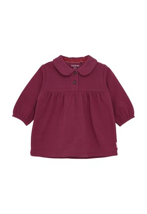 Langärmliges Babykleid in dunklem Magenta mit gerafftem Taillenbund, abgerundetem Kragen und zwei vorderen Knöpfen, aus weichem Stoff.