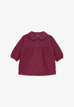 Langärmliges Babykleid in dunklem Magenta mit gerafftem Taillenbund, abgerundetem Kragen und zwei vorderen Knöpfen, aus weichem Stoff.