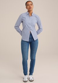 WE Fashion BLUE RIDGE - Oprijete (skinny) kavbojke - blue