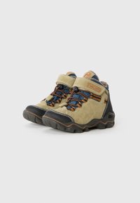Bocanci de drumeție de tip mid-top din suede verde, cu vârful din cauciuc negru, șireturi portocalii, curea cu Velcro și talpă din cauciuc texturat.
