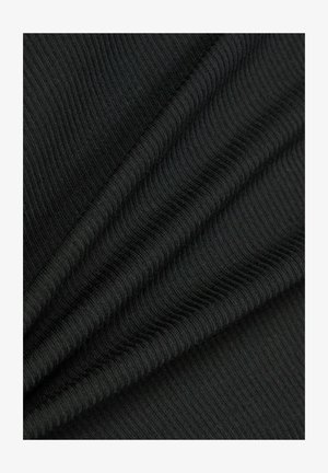 Musta ribattu kangas, jossa on teksturoitu pinta, tasaisesti sijoitettuja vaakasuoria viivoja ja pehmeä, joustava laatu.