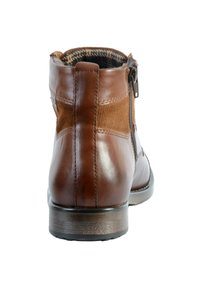 Botas de tobillo de cuero marrón con cierre de cremallera, acentos de ante y un tacón texturizado. Forradas con un patrón de cuadros. Acabado suave.