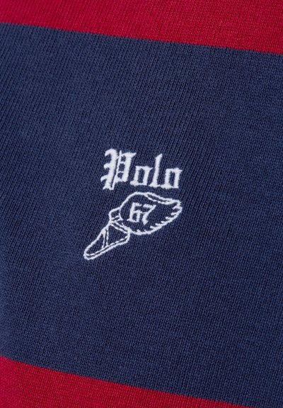 Marineblauwe en rode gestreepte stof met geborduurd "Polo" en een voetlogo. Zachte textuur, casual ontwerp geschikt voor kleding of accessoires.