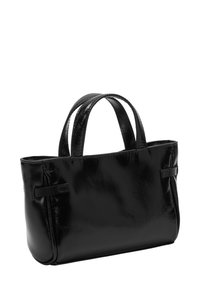 Czarna skórzana torba tote o błyszczącym wykończeniu, prostokątnym kształcie, z dwoma krótkimi uchwytami oraz minimalistycznym wzornictwem. Posiada subtelne akcenty po bokach.