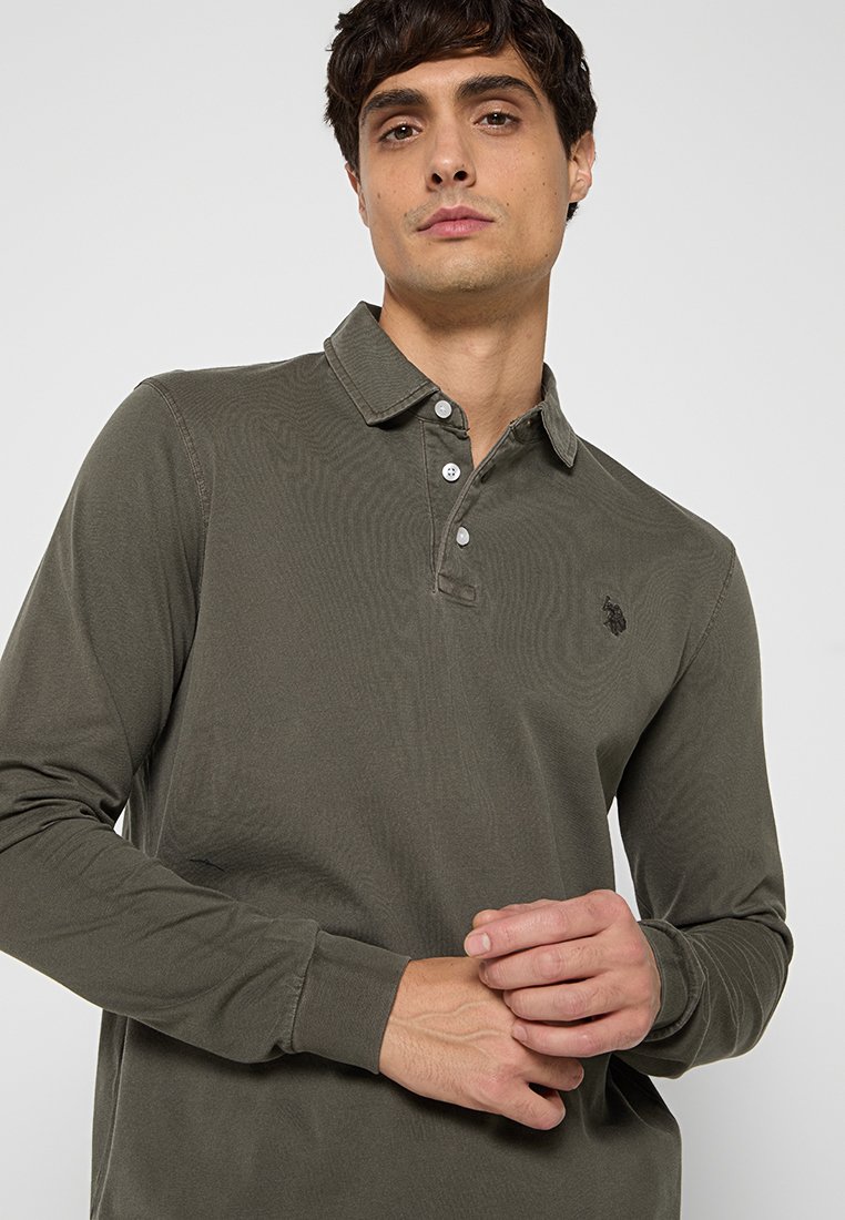 Langarm-Poloshirt aus olivgrüner Baumwolle mit Kragen und einer Knopfleiste mit drei Knöpfen, versehen mit einem dezenten Logo auf der linken Brust.