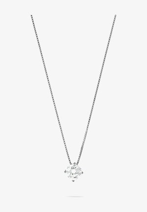 Sølv kæde med et enkelt rundt diamantvedhæng med kroneindstillinger, der reflekterer lys, mod en enkel hvid baggrund.