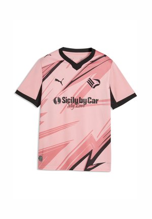 Lyserød sportstrøje med sorte abstrakte striber, sort krave og ærmekanter, Puma-logo og teksten "Sicily by Car My Love" foran.
