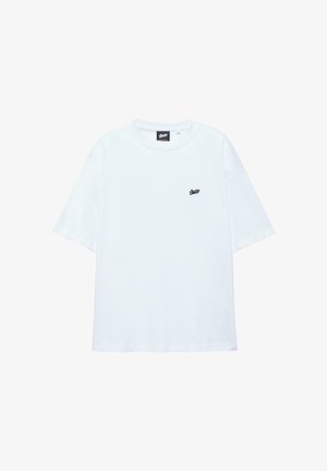 Biała bawełniana koszulka z krótkim rękawem, z okrągłym dekoltem i małym czarnym logo na lewej stronie klatki piersiowej.