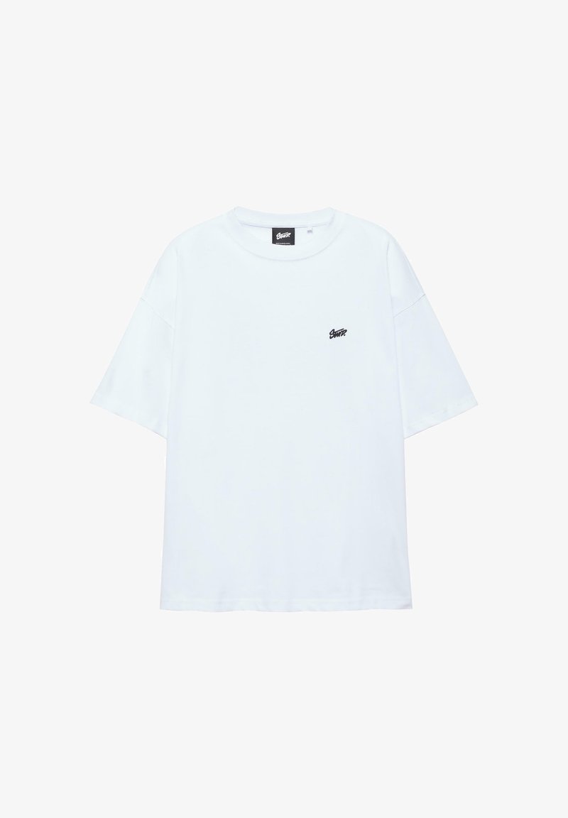 Weißes kurzärmeliges T-Shirt aus Baumwolle mit rundem Ausschnitt und kleinem schwarzem Logo auf der linken Brust.