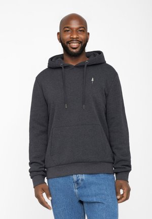 Dunkelgrauer Kapuzenpullover mit Kängurutasche, Kordelzügen und einem kleinen gestickten Baumlogo auf der Brust. Weiche Textur.