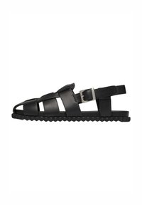 Sandalias de cuero negro con un diseño trenzado, una correa con hebilla ajustable y una suela texturizada con estrías para mayor tracción.
