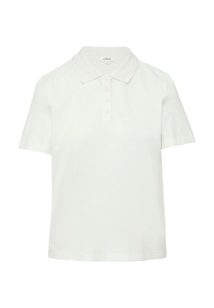 Balts īsajām piedurknēm polo krekls ar apkakli un četriem pogām, gluds dizains, zīmola etiķete uz kakla, izstādīts uz baltā fona.