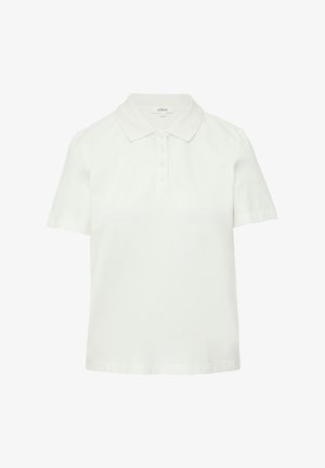 Balts īsajām piedurknēm polo krekls ar apkakli un četriem pogām, gluds dizains, zīmola etiķete uz kakla, izstādīts uz baltā fona.