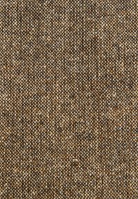 Țesătură textilă cu un model houndstooth; predominant în nuanțe de maro și bej. Prezintă o suprafață texturată cu o structură bine țesută.
