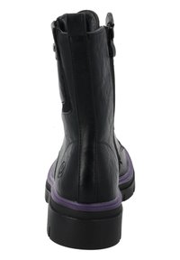 Stivaletto in pelle nera con finitura testurizzata, dotato di suola viola, zip laterale e linguetta sul retro per un facile indossamento.