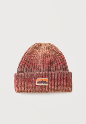 Bonnet tricoté côtelé en tons rouges et marron avec revers plié et écusson logo Barts Mountain Explorer au centre devant.