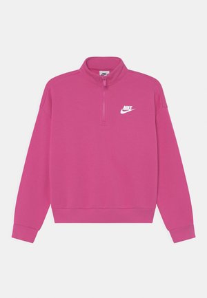 Pull-over Nike rose avec un col à demi-zip, des poignets et un ourlet côtelés, arborant un logo Nike blanc sur la poitrine gauche. Tissu doux et lisse.