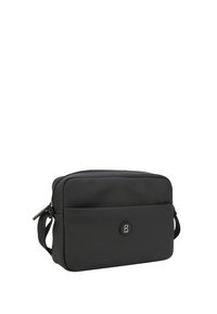 Borsa a tracolla nera realizzata in materiale liscio e resistente. Forma rettangolare con una tasca frontale e un logo. Cinghia regolabile per una comodità durante il trasporto.