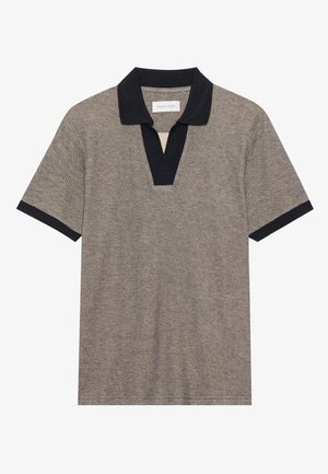Polo à manches courtes en tissu beige texturé avec un col et une patte de boutonnage noirs contrastants. Présente un design en V et des manches ajustées.