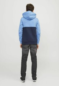Jack & Jones Junior COLOUR BLOCKING  - Mikina s kapucňou - pacific coast