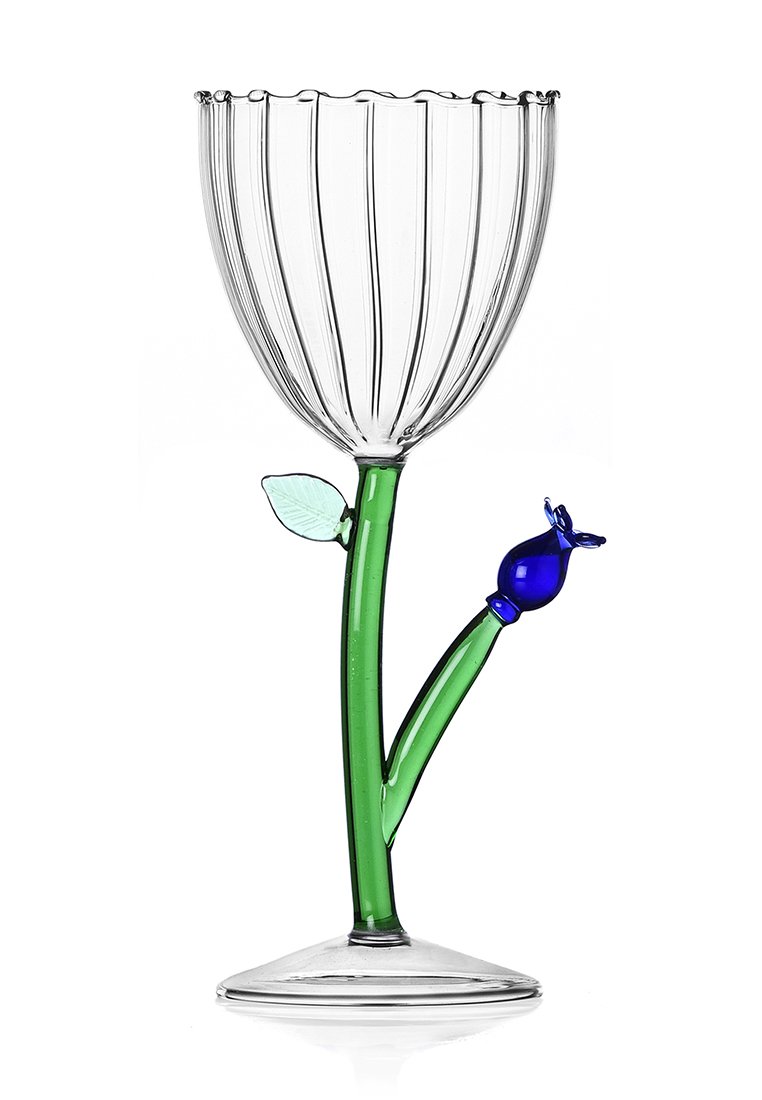 Przezroczysty szklany kielich z pionowym żebrowaniem, zieloną nóżką i listkami, akcentem w postaci niebieskiego pąka kwiatowego oraz okrągłą podstawą.